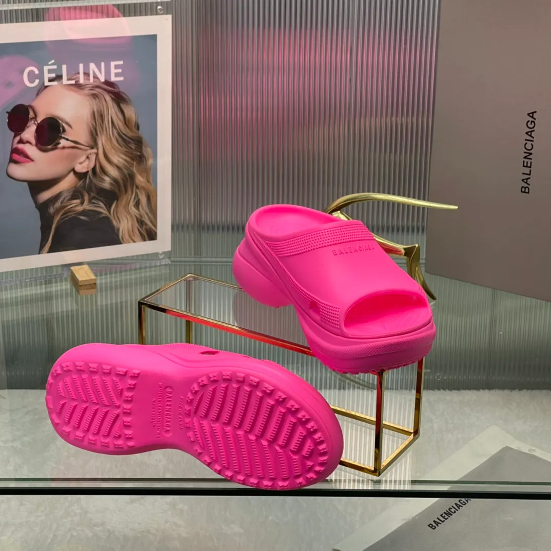 👟👟Ex-factory price 380👟👟 35-41 ‍🔥 ‍🔥 ‍🔥Balenciaga’s latest hole-in-the-wall slippers are now available! 🎉🎉🎉A sandal that is popular on Instagram, 🎊🎊🎊 and all major platforms of Xiaohongshu! Made of high-tech materials and molded in one piece, it is lightweight, wear-resistant, and waterproof! ✨✨✨ The heel height is 6CM. The colors are being added one after another to meet your various color combinations and different needs. A very cost-effective product!
